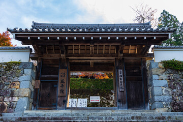 Fototapeta premium 日本の風景・秋 京都 大原 紅葉の三千院 御殿門