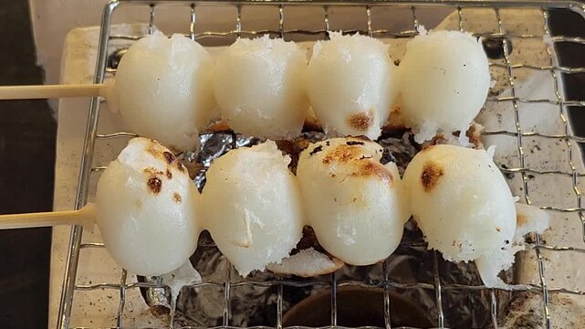 七輪で焼くたみたらし団子