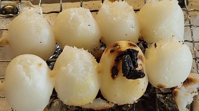 七輪で焼くたみたらし団子