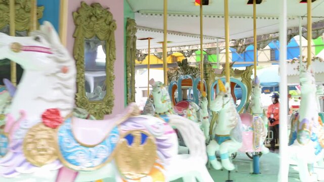 遊園地で回転するメリーゴーランドを楽しむ二人の女性（女子旅・休日のお出かけ）