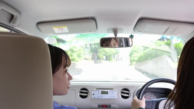 後部座席からの視点 楽しくドライブする二人の女性の車内風景（女子旅・カーシェア）