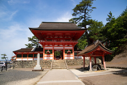 晴れた日の日御碕神社楼門と伝統的な日本の風景