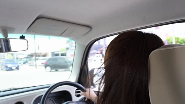 後部座席からの視点 ルームミラーに映る運転する女性と田舎道のドライブ風景