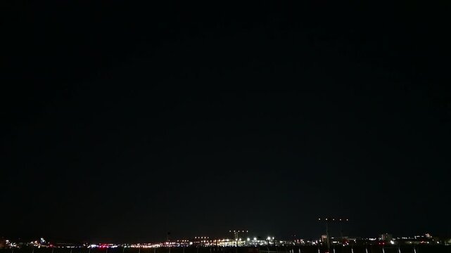 夜の福岡空港に着陸進入するボーイング787 (2026年5月）
