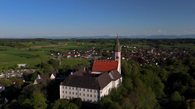 Luftaufnahme vom Kloster Andechs auf dem Heiligen Berg in der Gemeinde Andechs, Oberbayern. Beruehmtes Benediktinerkloster mit barocker Wallfahrtskirche nahe dem Ammersee