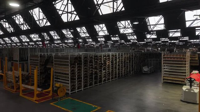 Dep&oacute;sito de insumos en f&aacute;brica de cart&oacute;n y papel. Almacenamiento industrial, log&iacute;stica, abastecimiento, producci&oacute;n manufacturera, industria papelera, cadena de suministro