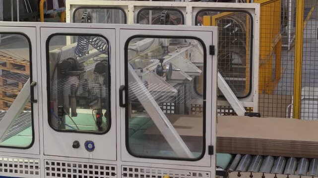M&aacute;quina cortadora de cart&oacute;n en planta industrial. Proceso de fabricaci&oacute;n, transformaci&oacute;n de materiales, industria papelera, producci&oacute;n, manufactura, automatizaci&oacute;n
