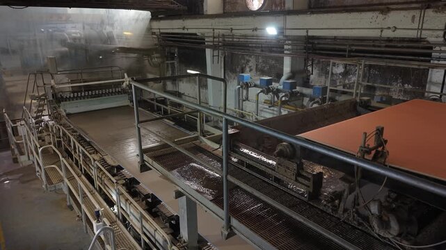 M&aacute;quina papelera procesando fibra reciclada para fabricaci&oacute;n de papel y cart&oacute;n. Producci&oacute;n industrial, reciclaje, manufactura, industria papelera, econom&iacute;a circular, tecnolog&iacute;a