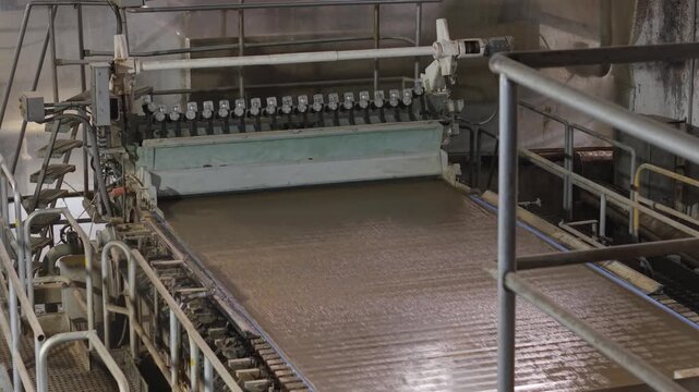 M&aacute;quina papelera procesando fibra reciclada para fabricaci&oacute;n de papel y cart&oacute;n. Producci&oacute;n industrial, reciclaje, manufactura, industria papelera, econom&iacute;a circular, tecnolog&iacute;a
