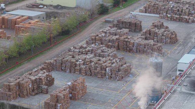 Cart&oacute;n reciclable acopiado en planta industrial. Materia prima para reciclaje, industria papelera, recuperaci&oacute;n de materiales, gesti&oacute;n de residuos, econom&iacute;a circular, sostenibilidad