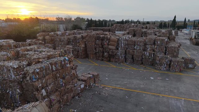 Cart&oacute;n reciclable acopiado en planta industrial. Materia prima para reciclaje, industria papelera, recuperaci&oacute;n de materiales, gesti&oacute;n de residuos, econom&iacute;a circular, sostenibilidad