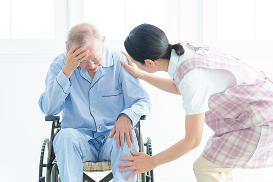 体調不良の患者をサポートする介護士