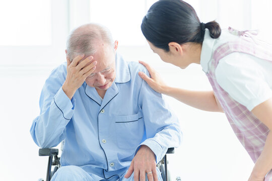 体調不良の患者をサポートする介護士