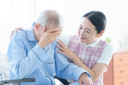 体調不良の患者をサポートする介護士