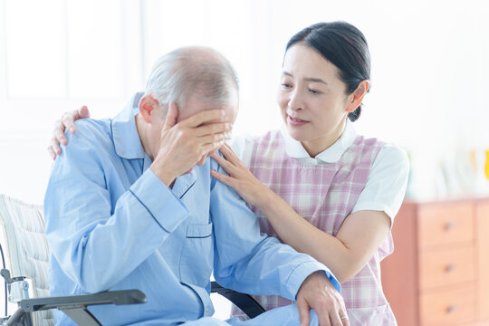 体調不良の患者をサポートする介護士