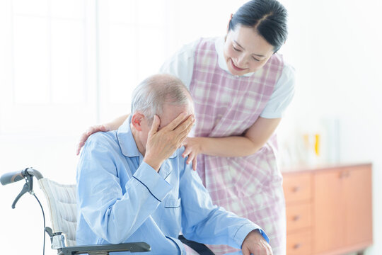 体調不良の患者をサポートする介護士