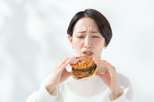 ハンバーガーを食べる女性