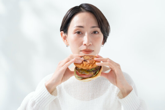 ハンバーガーを食べる女性
