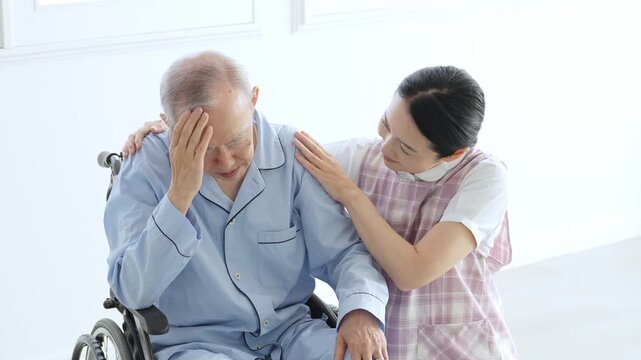 体調不良の高齢者のサポートをする介護士