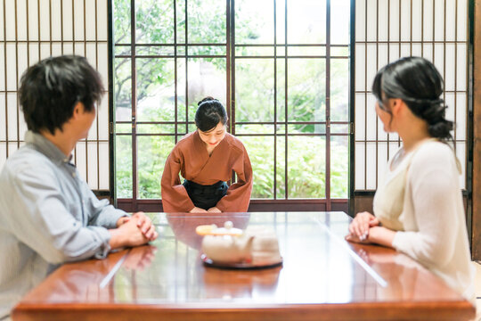 旅館の客室で挨拶する旅館スタッフの女性・仲居・女将