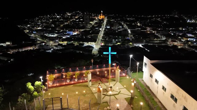 Mirante do Cruzeiro de Ouro Fino a noite. Uma imagem a&eacute;rea das luzes da cidade!
