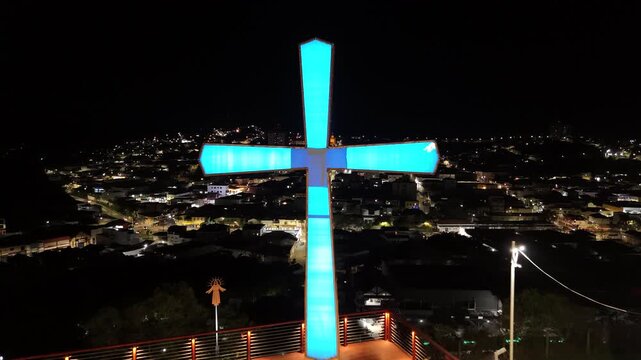 Mirante do Cruzeiro de Ouro Fino a noite. Uma imagem a&eacute;rea das luzes da cidade!
