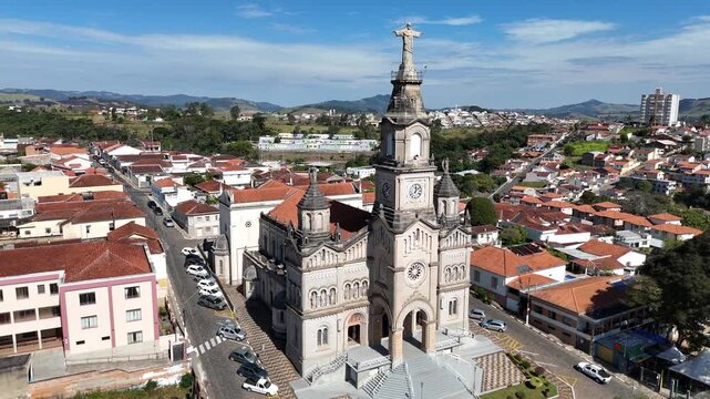 Vista a&eacute;rea da fachada do Santu&aacute;rio S&atilde;o Francisco de Paula e Nossa Senhora de F&aacute;tima, Caminho da F&eacute;, Ouro Fino, Minas Gerais, Brasil! Uma vista a&eacute;rea de drone! 
