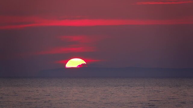 天売島と日本海の日没