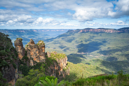 Three Sisters rock formation. View from Echo Point in the Blue Mountains National Park, Katoomba city, New South Wales in Australia.