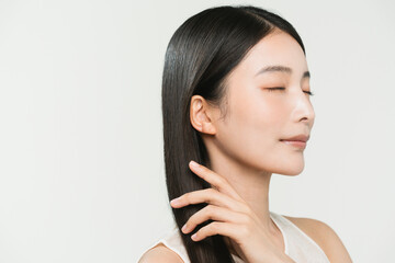 ストレートヘアの黒髪のアジア人女性のナチュラルビューティー