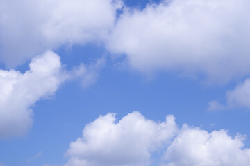 Obraz premium Beautiful blue sky with white clouds on a sunny day background