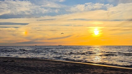 Obraz premium Title: Golden Sunset Over Sea Horizon