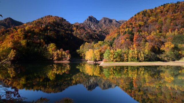 さっぽろ湖の紅葉と定山渓天狗岳
