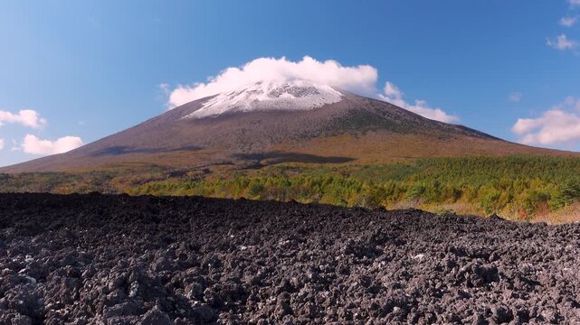 焼走り熔岩流と岩手山の紅葉