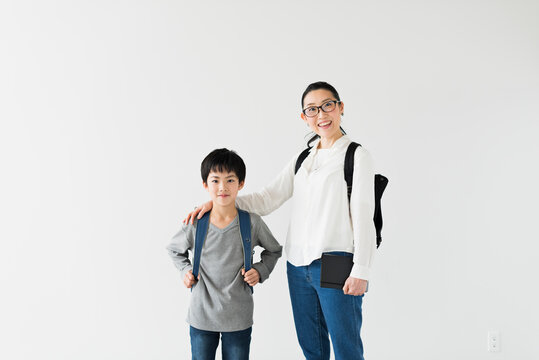 肩に手を置く母親と小学生の男の子