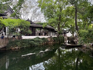 Fototapeta premium Traditional Chinese garden with pond 