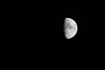 Nocny księżyc na czarnym niebie © kubikactive
