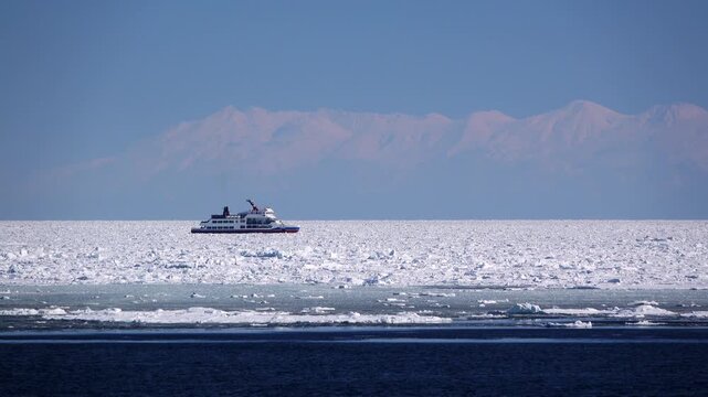 流氷砕氷船おーろらとオホーツク海の流氷と知床連山
