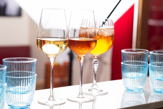 Verres de vin blanc et ros&eacute; avec un cocktail Spritz
