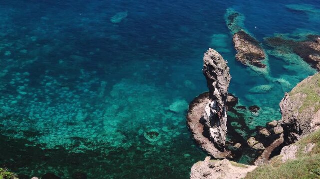 神威岬　水無しの立岩と積丹ブルーの海
