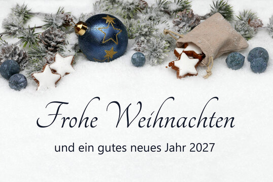 Blaue Weihnachtskugel mit Zimtsternen und Tannenzweigen im Schnee. Deutscher Schriftzug Frohe Weihnachten und ein gutes neues Jahr 2027.