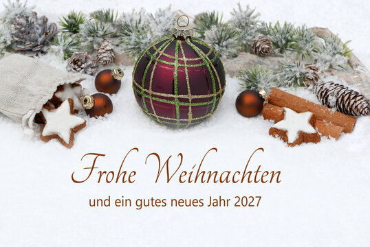 Weihnachtskarte: Weihnachtsgr&uuml;&szlig;e mit Weihnachtskugeln,Zimtsternen und Zweigen im Schnee . Frohe Weihnachten und ein gutes neues Jahr 2027.