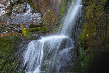 Obraz premium Natural cascade showcasing the beauty of untouched outdoor landscapes.