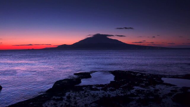 礼文島より望む朝の利尻島