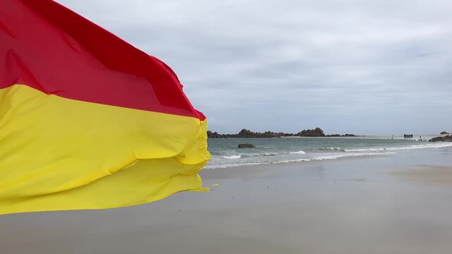 limite de zone de baignade surveill&eacute;e sur la plage.