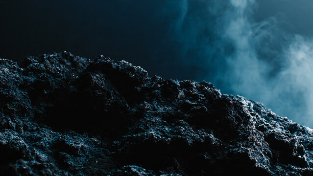 Tas de pierre de granit dans la nuit avec brume