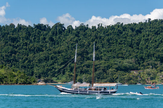 Tourist schooner traffic visiting the beaches and islands of Paraty. Paraty, Rio de Janeiro, Brazil.