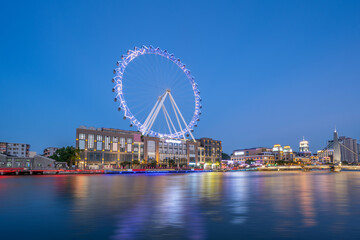 Obraz premium Night view of the Ferris wheel on the banks of the Shiqi River in Zhongshan City, Guangdong Province, China