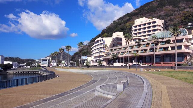 下田港の街並みとまどか浜海遊公園