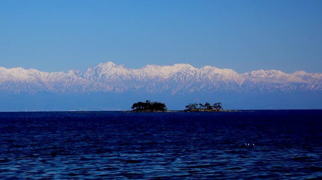 立山連峰と虻ヶ島と富山湾